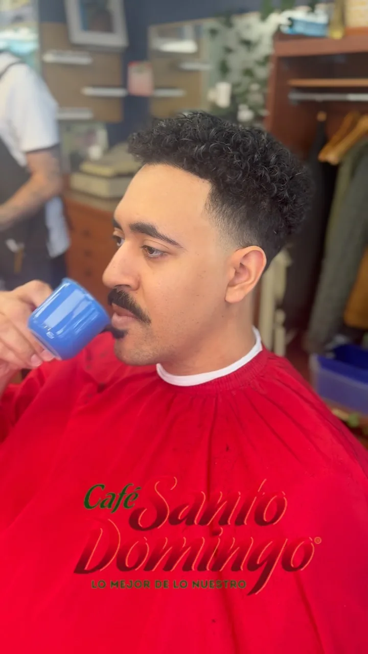 Taper fade avec moustache soignée par Davidson