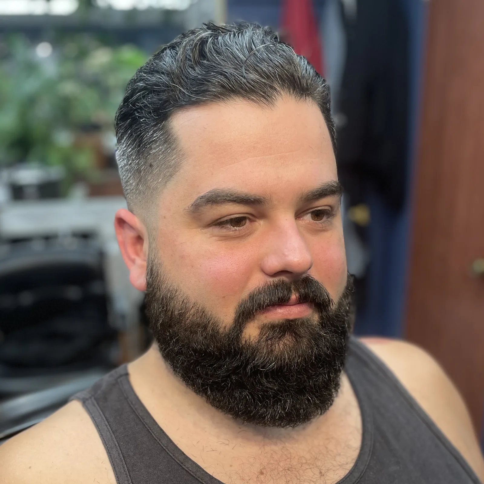 Skin fade slick back, barbe longue par Élise